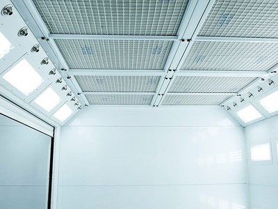 El sistema de aceleración de aire montado en el techo de la cabina, está compuesto por cajas de luz, accesorios de iluminación y ductos de aire; los ventiladores están instalados en el techo.